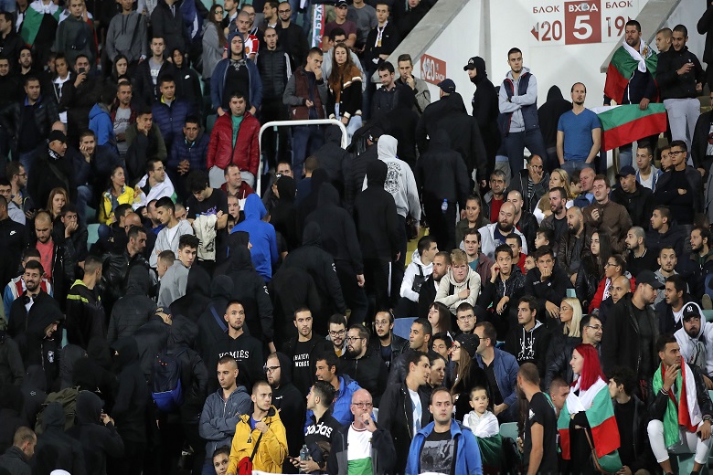 Σε «πόλεμο» κατά των ρατσιστών καλεί η UEFA μέσω…ανακοινώσεων