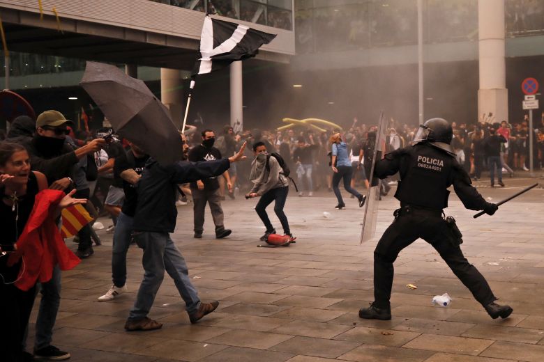 Ακυρώθηκαν πτήσεις στη Βαρκελώνη μετά τις μαζικές διαδηλώσεις