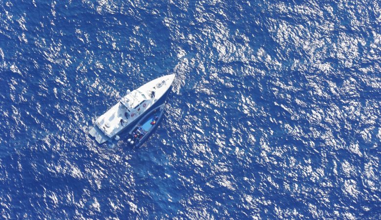 Κέα: Διασώθηκαν 97 μετανάστες που επέβαιναν σε σκάφος – Συνελήφθησαν τέσσερις Τούρκοι διακινητές