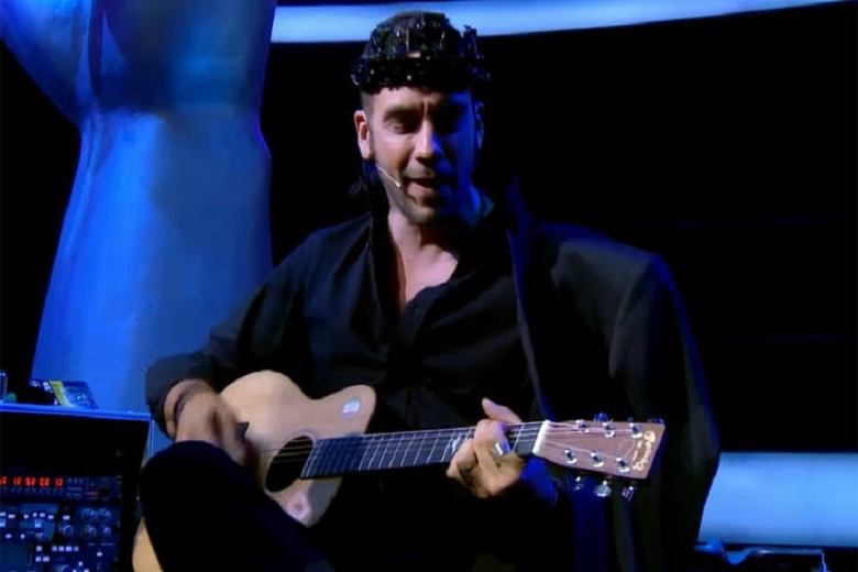 Τhe Voice: To σόου του Μουζουράκη στο διάλειμμα του παιχνιδιού