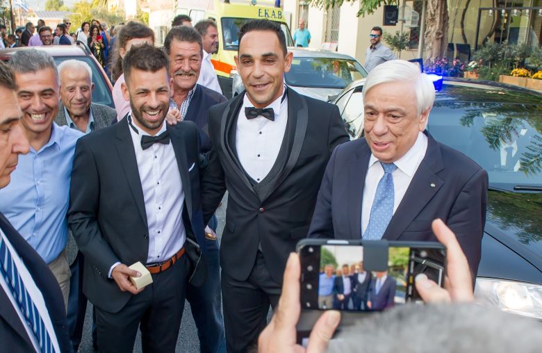Ο Παυλόπουλος σταμάτησε την αυτοκινητοπομπή του για να φωτογραφηθεί με τον γαμπρό