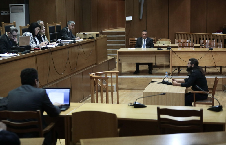 Δίκη Χρυσής Αυγής: Ο χαιρετισμός της Μυκόνου, ο «ήρωας Ντερτιλής» και οι «σφαγές των κομμουνιστών»