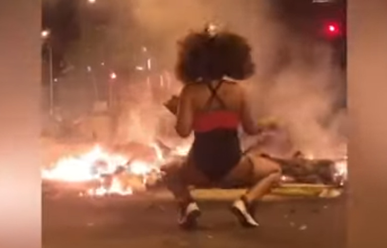Το «καυτό» twerking νεαρής κοπέλας μπροστά σε οδοφράγματα στη Βαρκελώνη