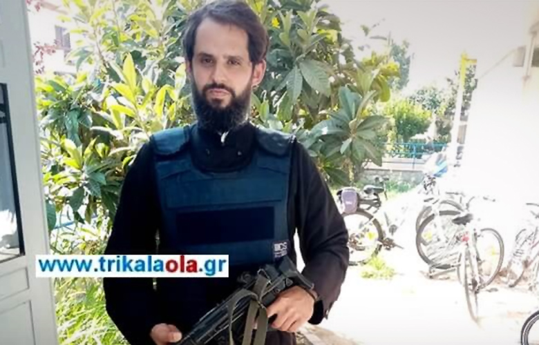 Παπάς – αστυνομικός φυλάει σκοπιά με… όπλο στα Τρίκαλα