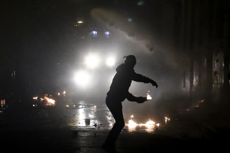 Κάθειρξη μέχρι και 10 χρόνια για ρίψη μολότοφ σύμφωνα με τον νέο Ποινικό Κώδικα