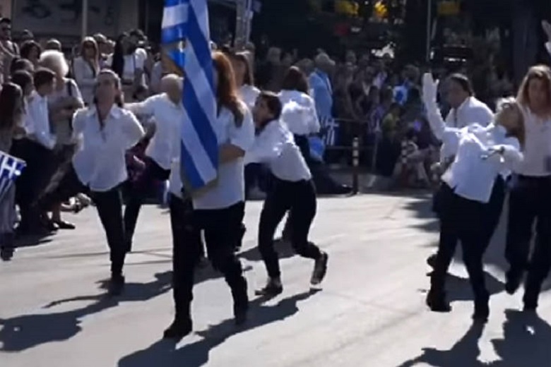 Η πρωτότυπη παρέλαση στη Ν. Φιλαδέλφεια που «πάγωσε» τον κόσμο