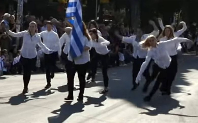 Η εξήγηση των κοριτσιών για την παρέλαση αλά Monty Python στη Ν. Φιλαδέλφεια