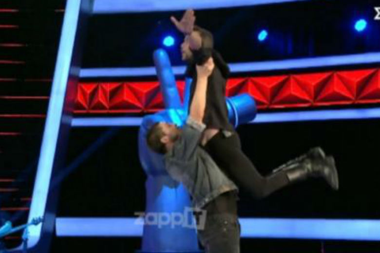 The Voice: Με ακροβατικό «πέταξε» ο Πάνος Μουζουράκης πάνω στον παίκτη