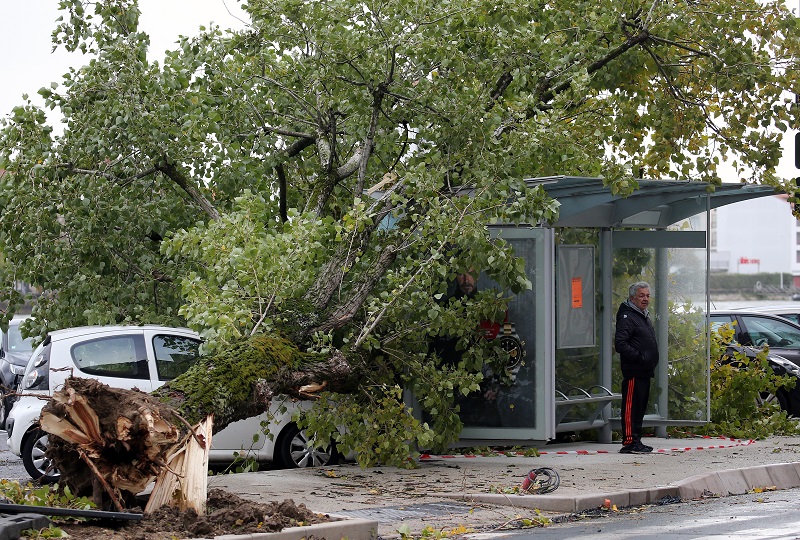 Ριπές ανέμου 163 χλμ. την ώρα σάρωσαν τις δυτικές ακτές στη Γαλλία