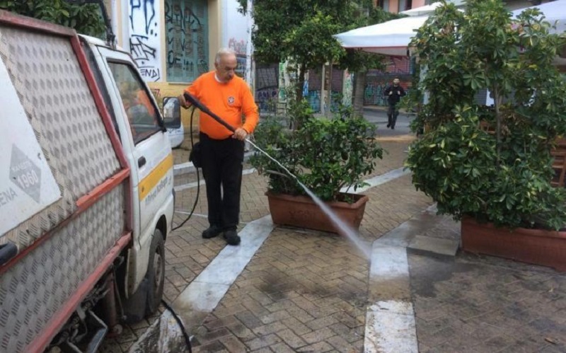 Επιχείρηση καθαρισμού στο Ψυρρή από συνεργεία του Δήμου Αθηναίων