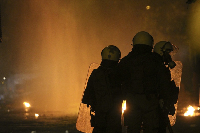 Επίθεση με μολότοφ σε αστυνομικούς στα Εξάρχεια