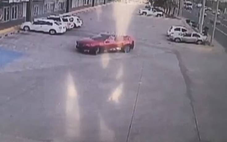 Σοκαριστικό βίντεο: Γάζωσαν με 150 σφαίρες τον αστυνομικό που συνέλαβε τον γιο του Ελ Τσάπο