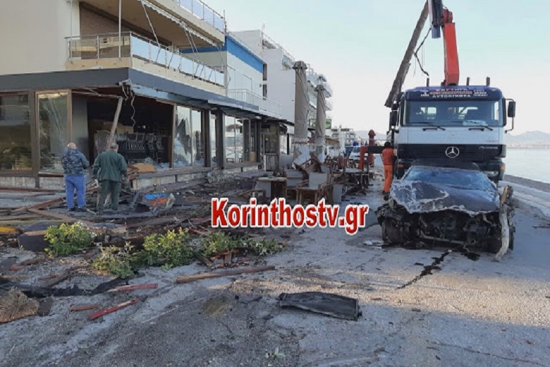 Αυτοκίνητο στο Λουτράκι πήρε «σβάρνα» μαγαζιά και κολόνα της ΔΕΗ