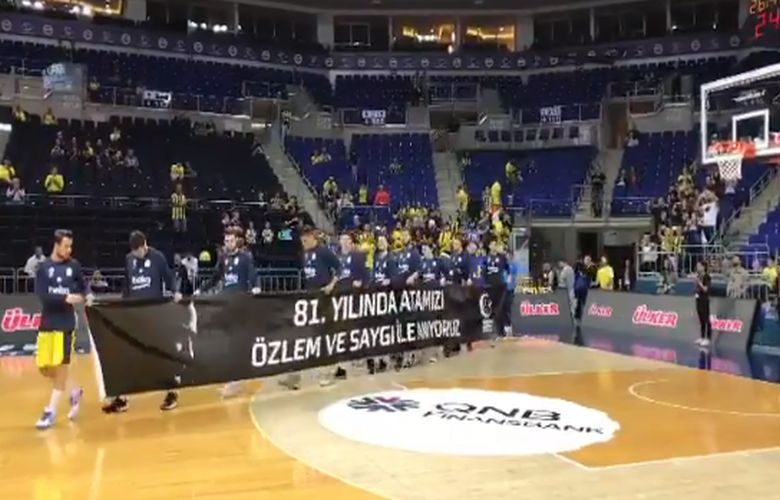 Ο Σλούκας δεν κράτησε πανό για τον Ατατούρκ και οι φίλοι της Φενέρ αντέδρασαν