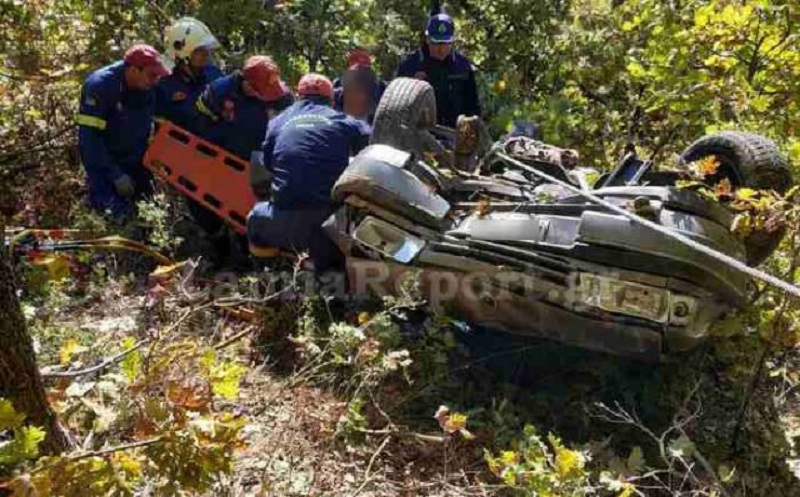 Ζευγάρι ηλικιωμένων έπεσε με το αυτοκίνητο σε χαράδρα