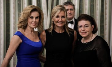 Δείπνο στο Προεδρικό Μέγαρο: Οι εντυπωσιακές εμφανίσεις των κυριών που έκλεψαν τα βλέμματα