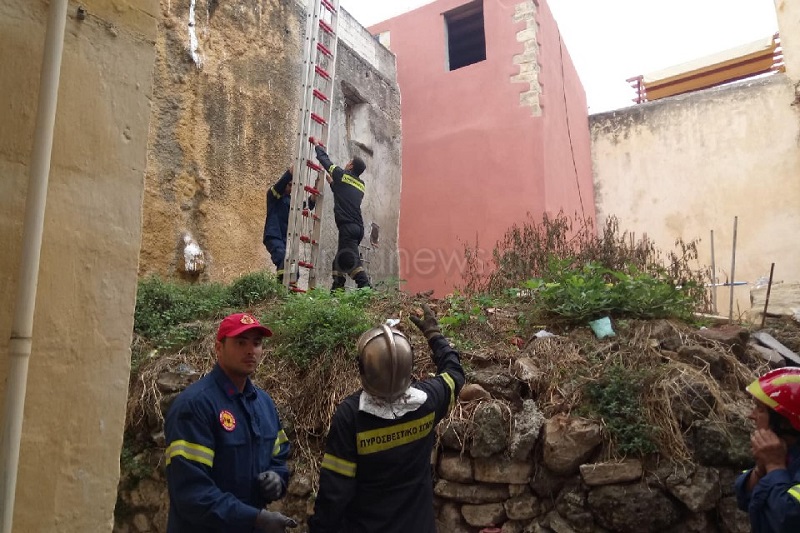 «Κρεμάστηκε» σε τοίχο προσπαθώντας να τον βάψει