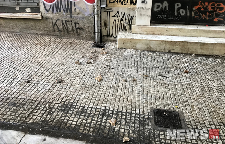 Έπεσαν τούβλα σε περαστικό από διατηρητέο κτίριο