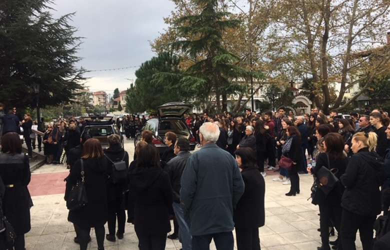 Βουβός πόνος στο τελευταίο αντίο στην 17χρονη και τη μητέρα της