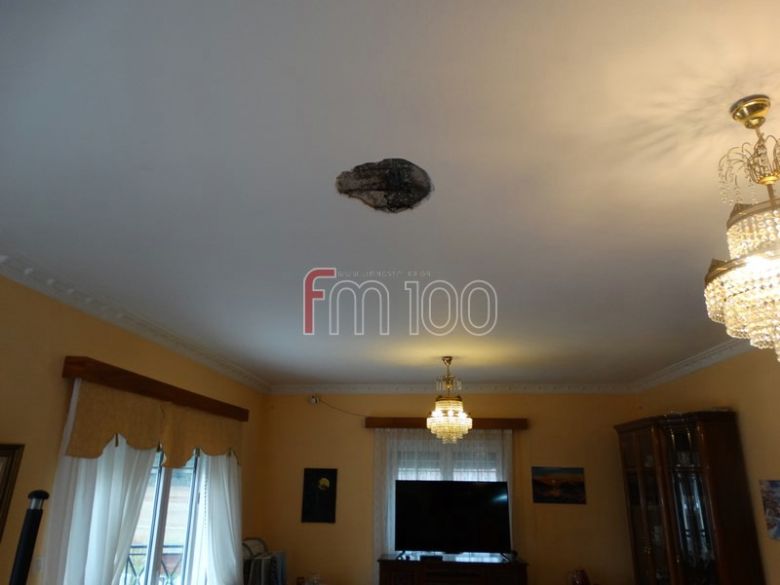 Κεραυνός χτύπησε σπίτι και άνοιξε τρύπα στην οροφή