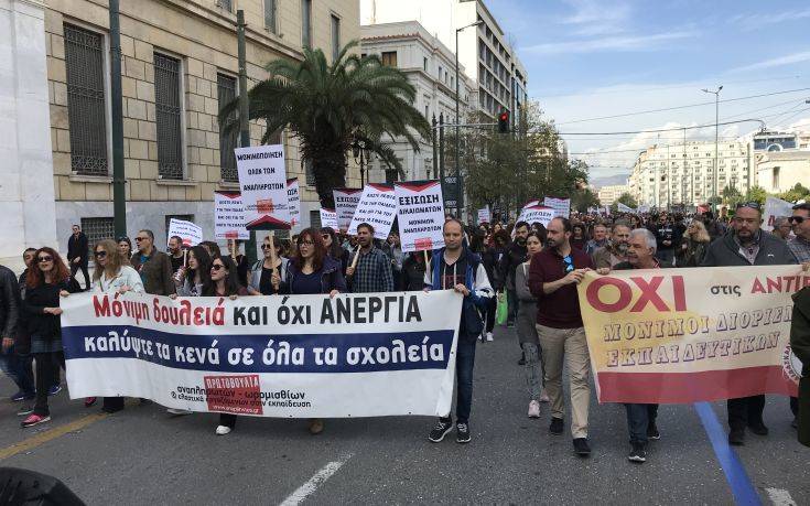 Διαμαρτυρία αναπληρωτών κι αδιόριστων εκπαιδευτικών προς τη Βουλή – Κλειστή η Πανεπιστημίου