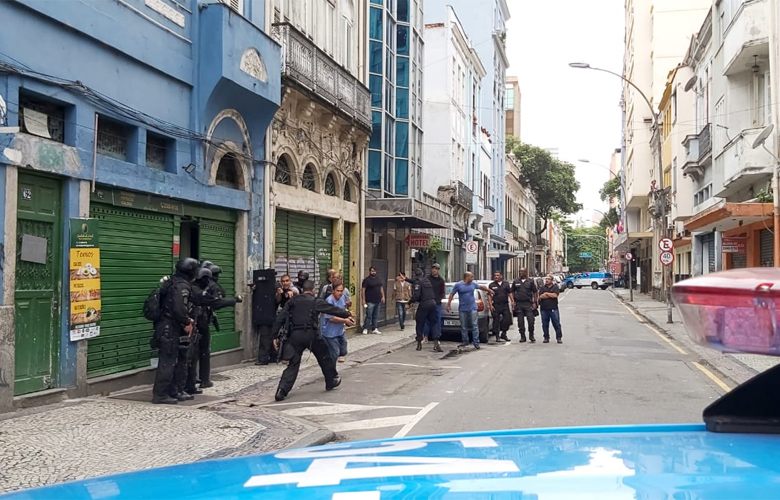 Ένοπλος κρατά ομήρους σε μπαρ στη Βραζιλία