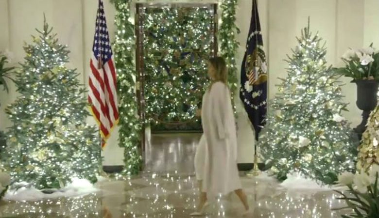 Μελάνια Τραμπ: Παρουσίασε την υπέρλαμπρη χριστουγεννιάτικη διακόσμηση του Λευκού Οίκου
