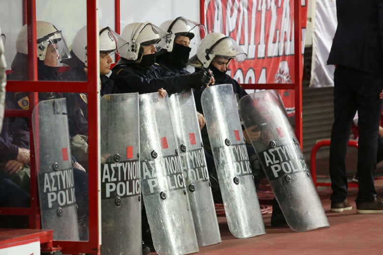 Επεισόδια στο «Καραϊσκάκης»: «Από τύχη γλίτωσε ο αστυνομικός τα χειρότερα»