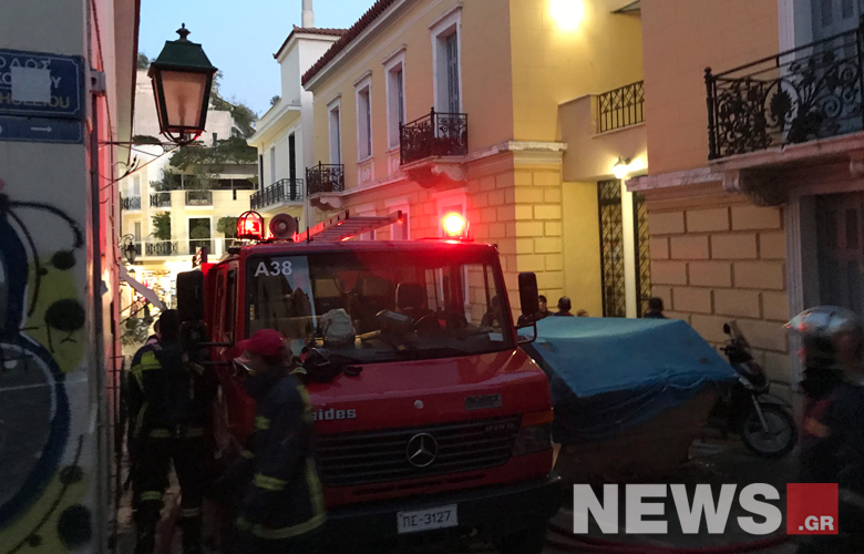 Απεγκλωβίστηκε γυναίκα από φωτιά σε κτίριο στην Πλάκα