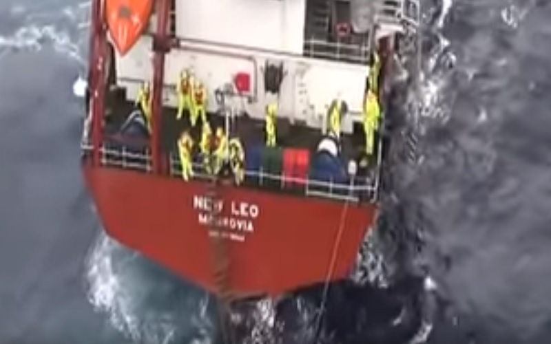 Εντυπωσιακές εικόνες της διάσωσης 14 ναυτικών από ακυβέρνητο καράβι