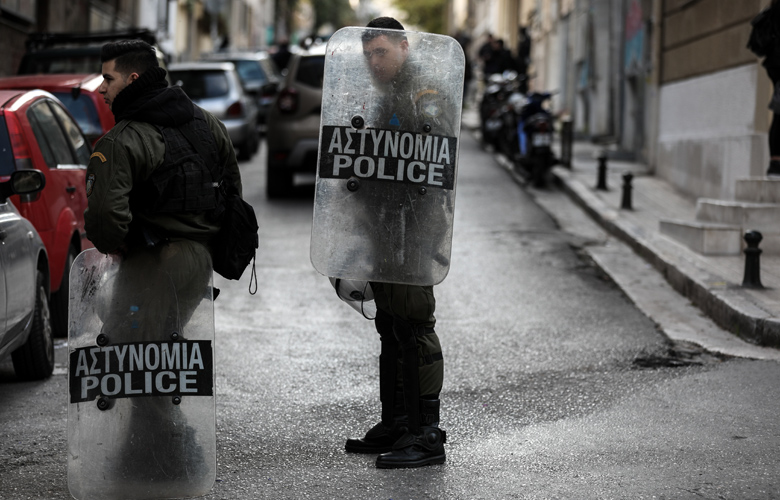 Επίθεση σε διμοιρία των ΜΑΤ πίσω από την ΑΣΟΕΕ