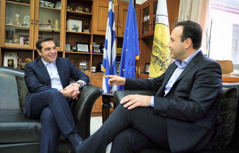 Συνάντηση Τσίπρα με τον πρόεδρο της ΚΕΔΕ στα Τρίκαλα