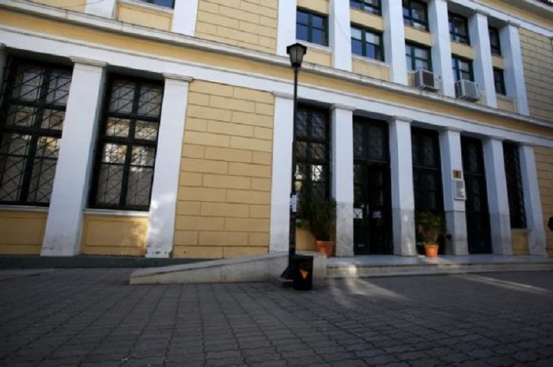 Ελεύθεροι με όρους οι κατηγορούμενοι για επιθέσεις σε γραφεία της Χρυσής Αυγής
