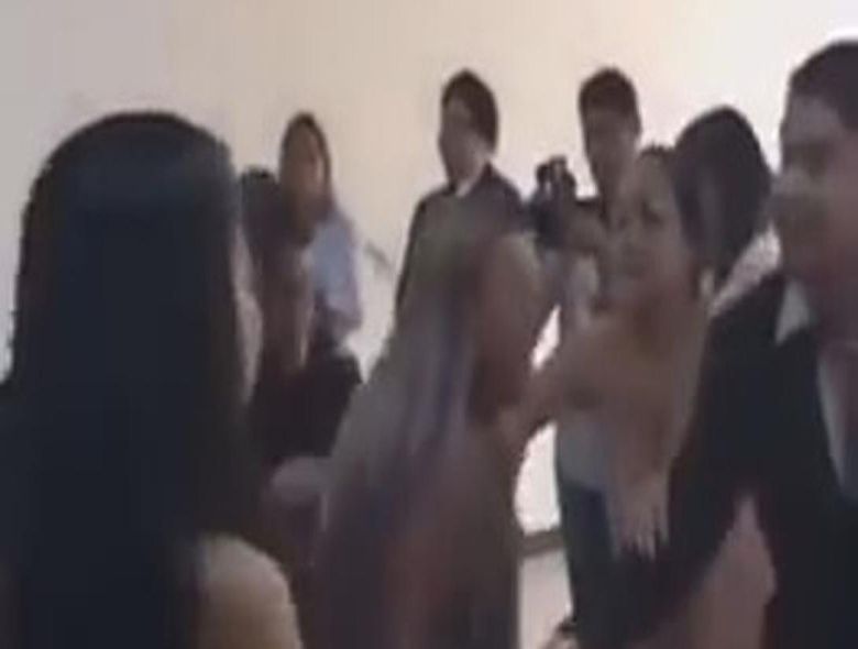 Χαμός σε γάμο: Εξοργισμένη γυναίκα εισβάλλει και χτυπά τη νύφη