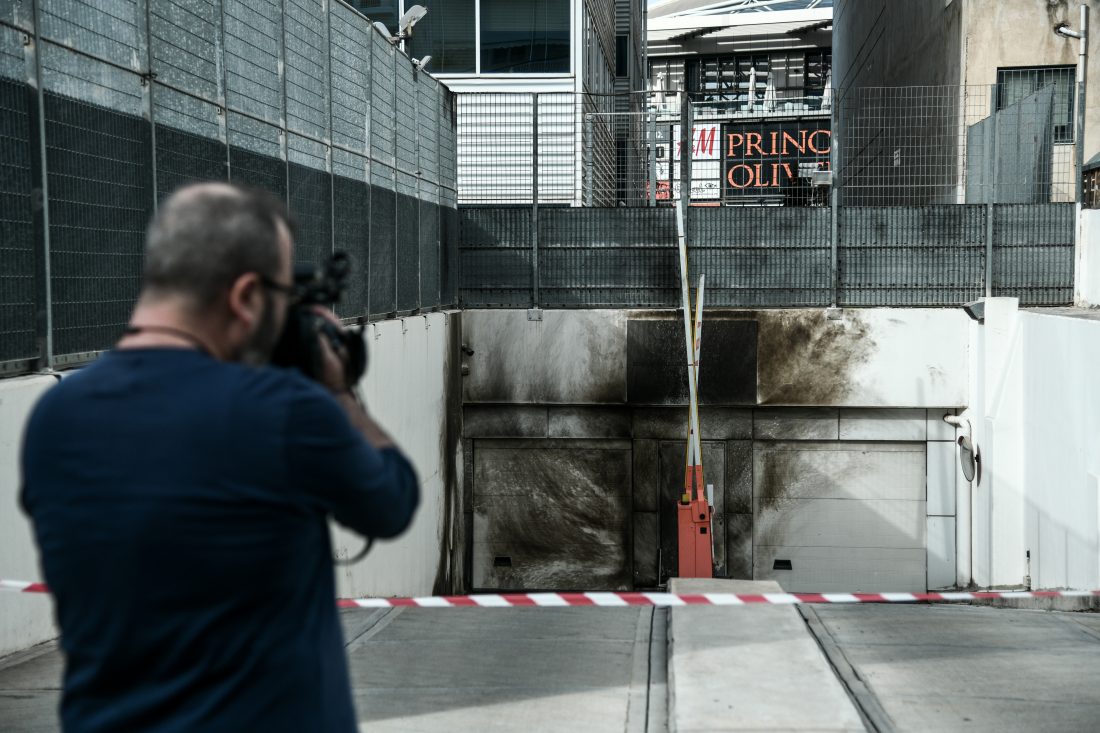 Φωτογραφίες από την εμπρηστική επίθεση στο ΣΔΟΕ στα Πετράλωνα