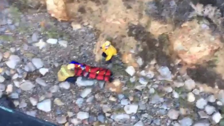 «Χάζευε» στο κινητό της και έπεσε από βράχο 30 μέτρων
