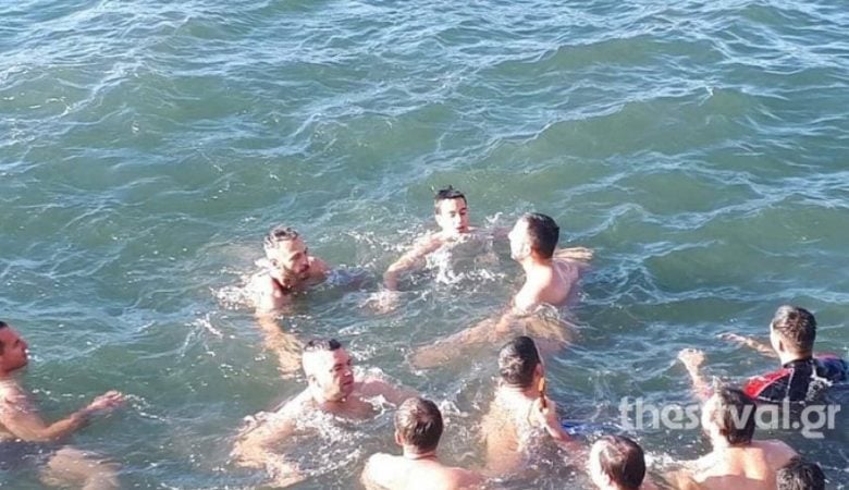 O θαρραλέος 14χρονος που βούτηξε για τον Σταυρό στα παγωμένα νερά του Θερμαϊκού