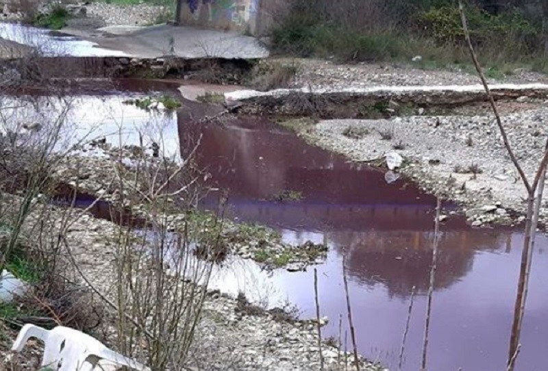 Το ποτάμι έγινε… κόκκινο στον Ευεργέτουλα Λέσβου