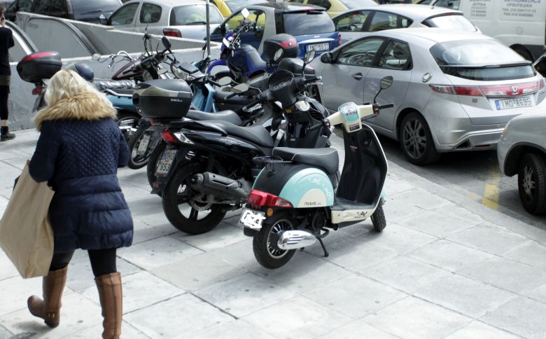 Τα εγκαταλελειμμένα δίκυκλα περισυλλέγει ο Δήμος Αθηναίων