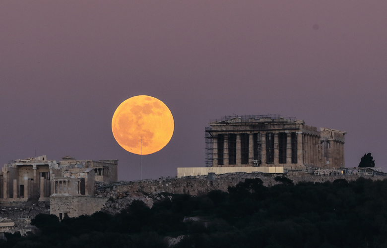 Εντυπωσιακές εικόνες από την «πανσέληνο του λύκου» στον αττικό ουρανό