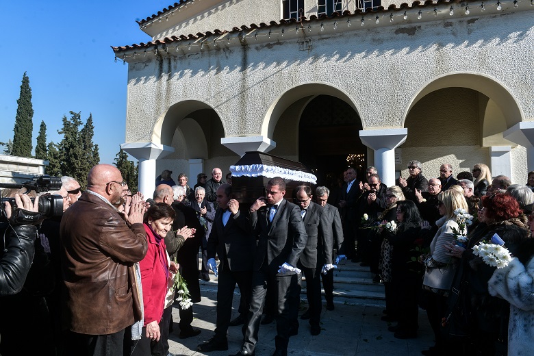 Πλήθος κόσμου στο τελευταίο αντίο στην Έρρικα Μπρόγιερ