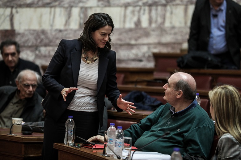 Κόντρα Κεραμέως-Φίλη για τις προσλήψεις στην εκπαίδευση