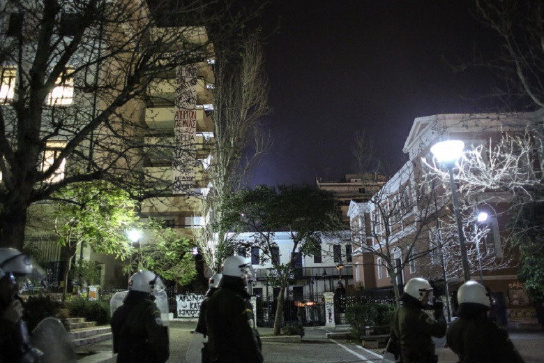 Επίθεση σε αστυνομικούς έξω από τη Νομική