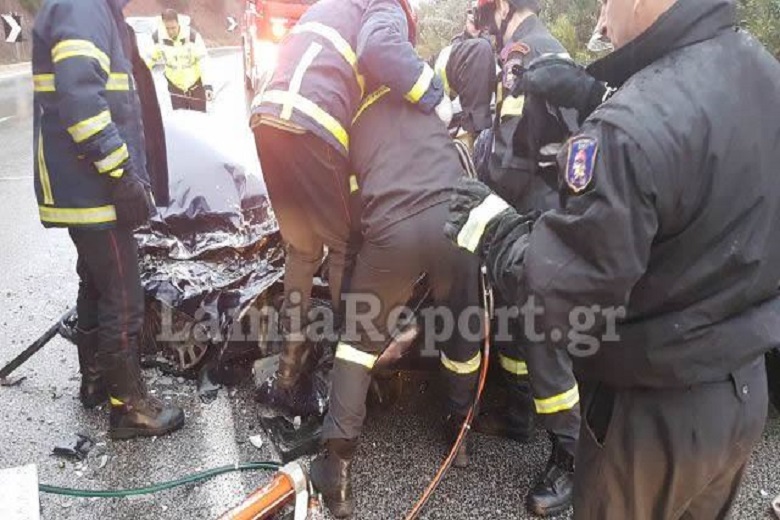 Αυτοκίνητο καρφώθηκε σε δέντρο στην εθνική Λιβαδειάς-Θηβών