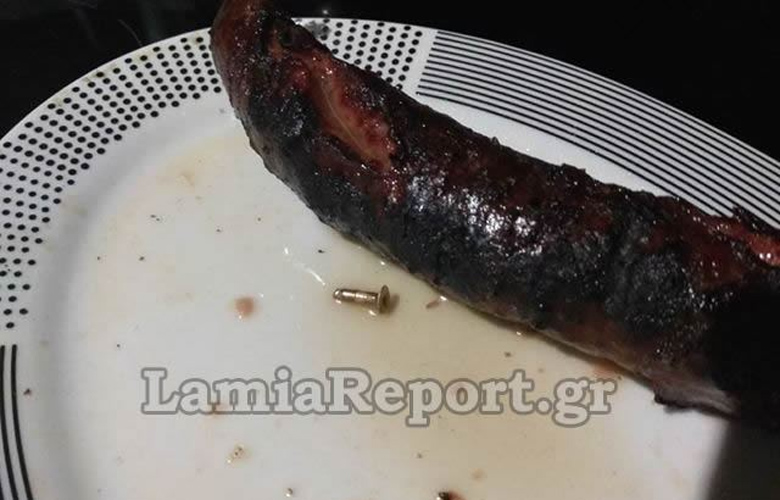 Βρήκε βίδα μέσα σε λουκάνικο