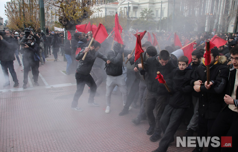 Ένταση και δακρυγόνα στο εκπαιδευτικό συλλαλητήριο στη Βουλή