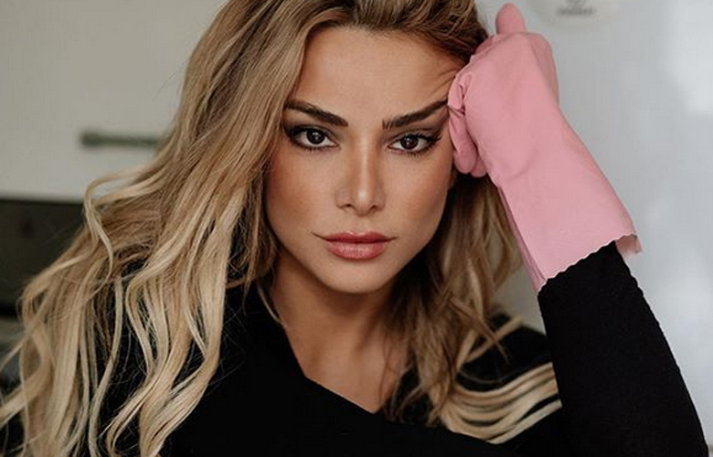 Η Ζόζεφιν καθαρίζει το ψυγείο με καυτό κορμάκι