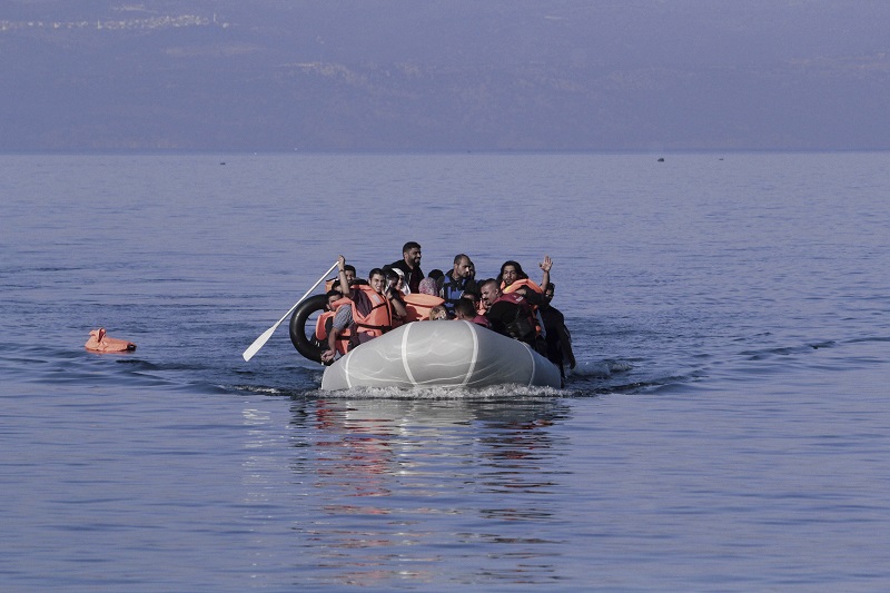 Μετανάστρια γέννησε μέσα σε βάρκα