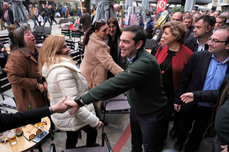 Σε χαλαρό κλίμα συνομίλησε με νέους των Ιωαννίνων ο Τσίπρας