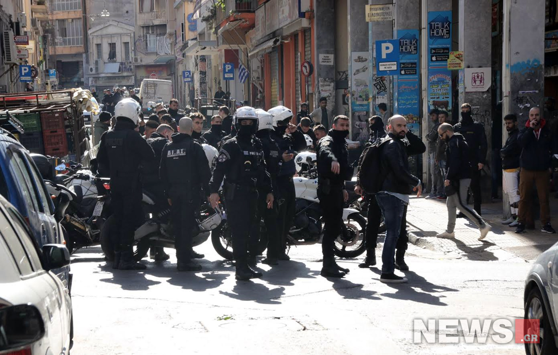 Φωτογραφίες από το σημείο της άγριας συμπλοκής στο κέντρο της Αθήνας